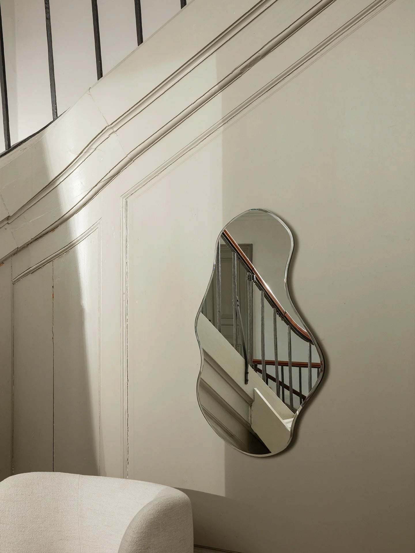 Pond Mirror Large (Dark Chrome)