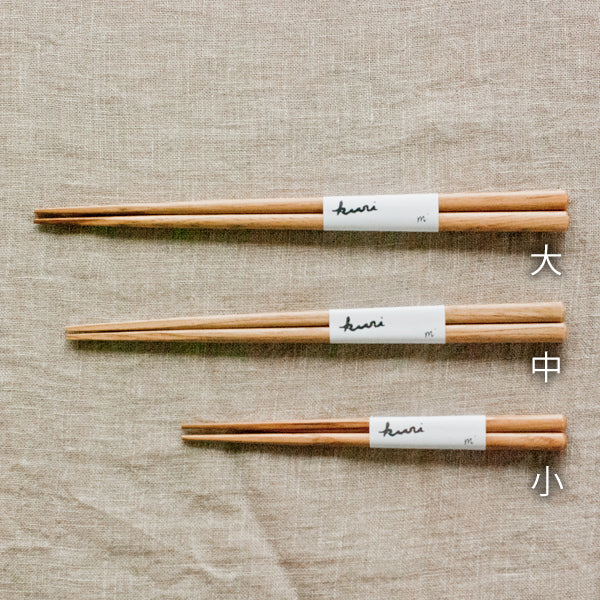 Studio M' Gros Chestnut Chopsticks 22.5cm comparing to small and medium sizes.
