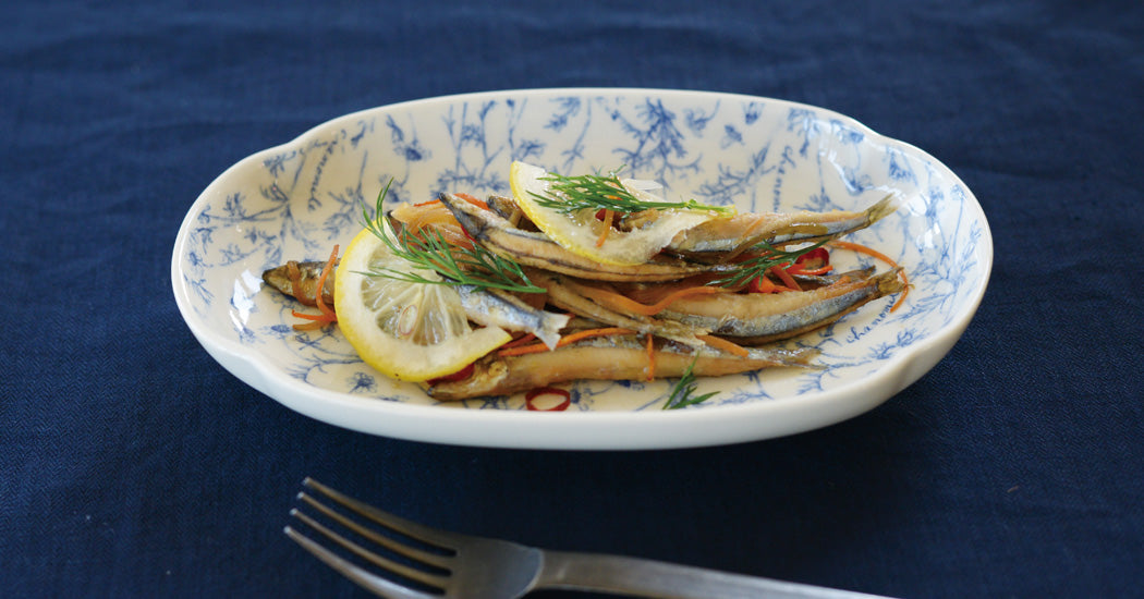 Studio M' Chamomile Oval Plate in white porcelain, featuring a vintage blue floral pattern and a gently curved traditional Japanese Mokkou shape. Serving a side dish. 
