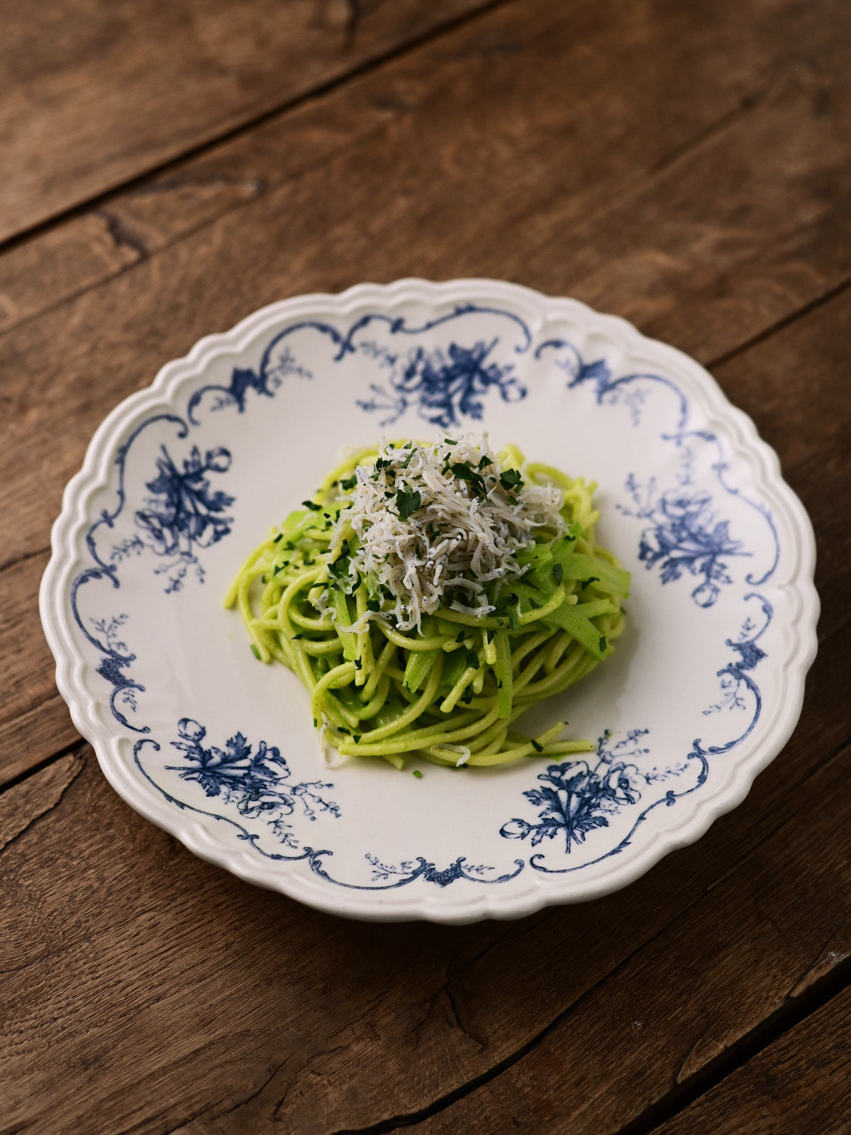 Studio M' Moment Plate 24cm in a beautiful blue glaze, a perfect choice for serving pasta. 