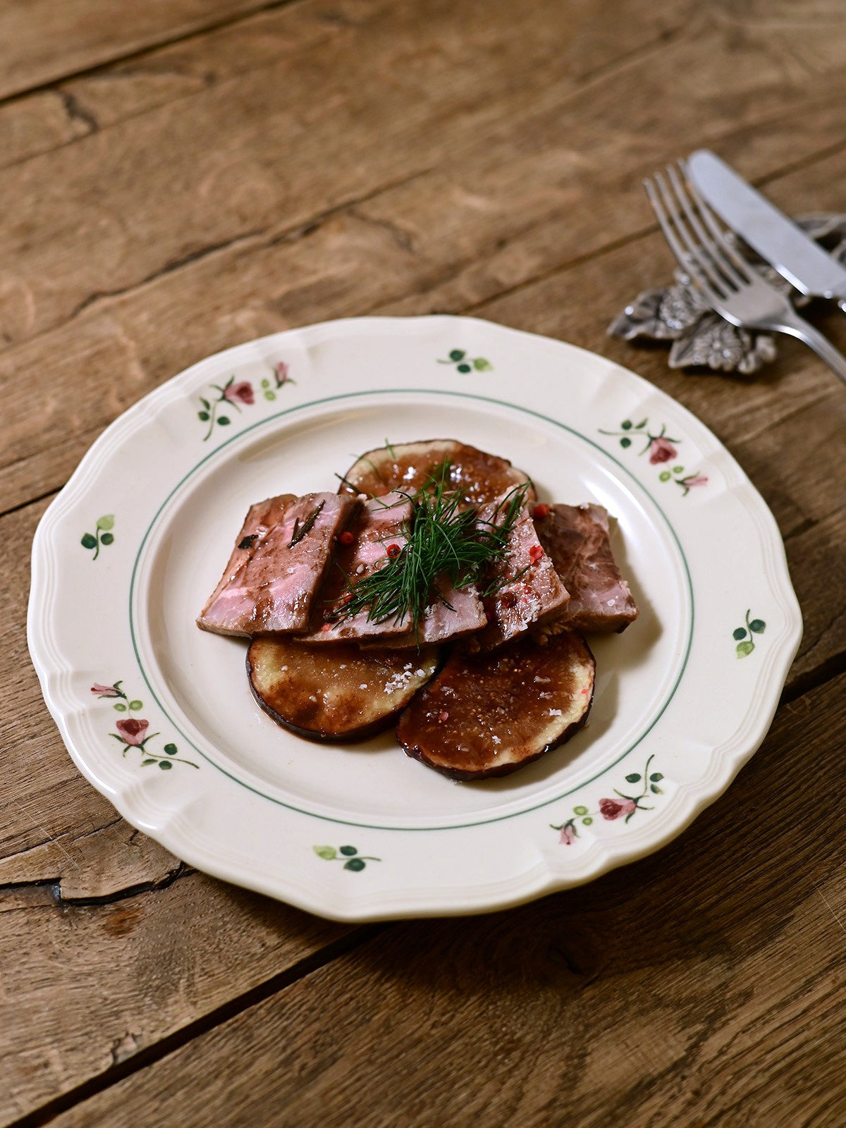 Studio M' Rosier Plate 24cm in a warm, subtle beige glaze, add a touch of elegance to your table. 