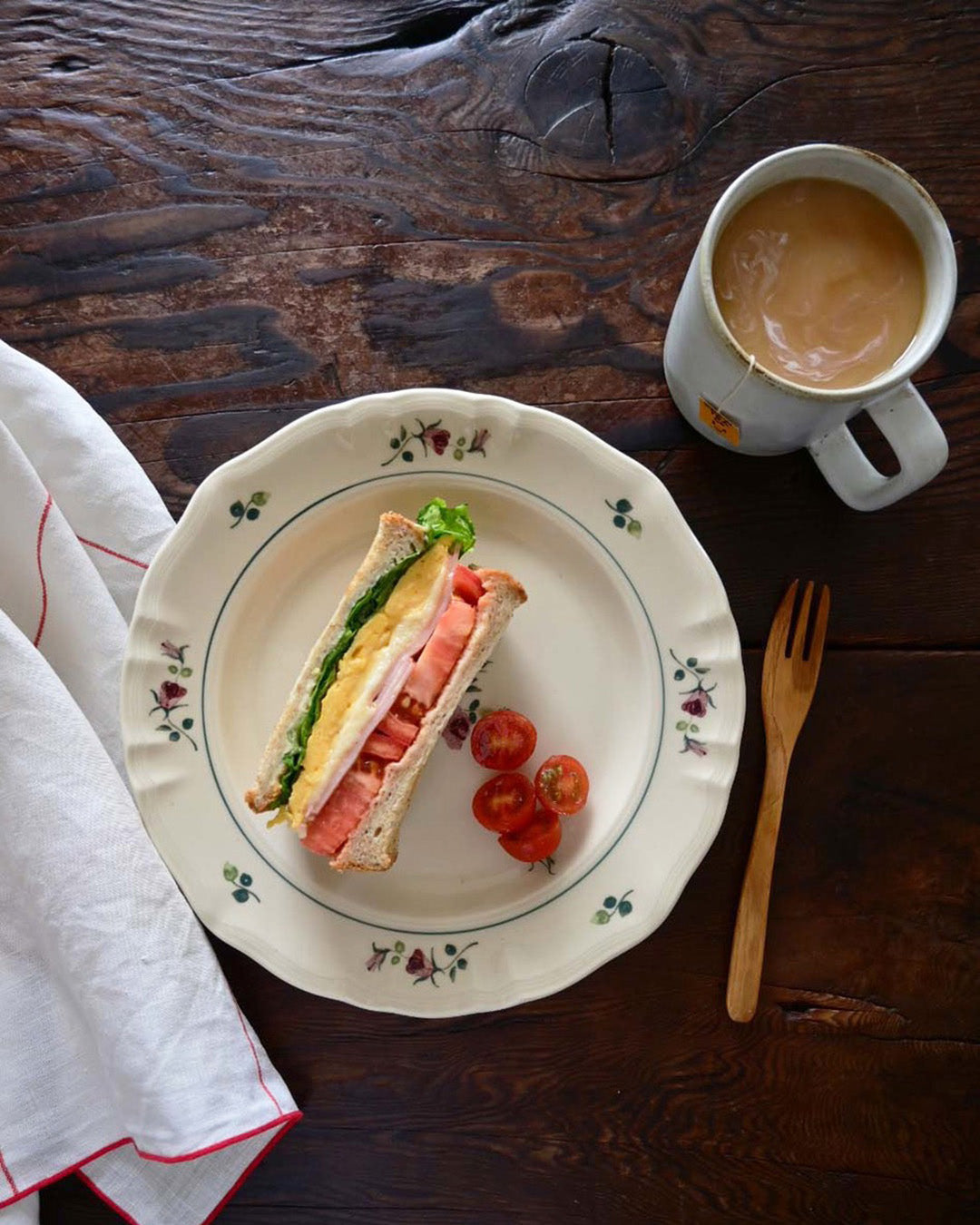 Studio M' Rosier Plate 24cm in a warm, subtle beige glaze, perfect for serving breakfast.