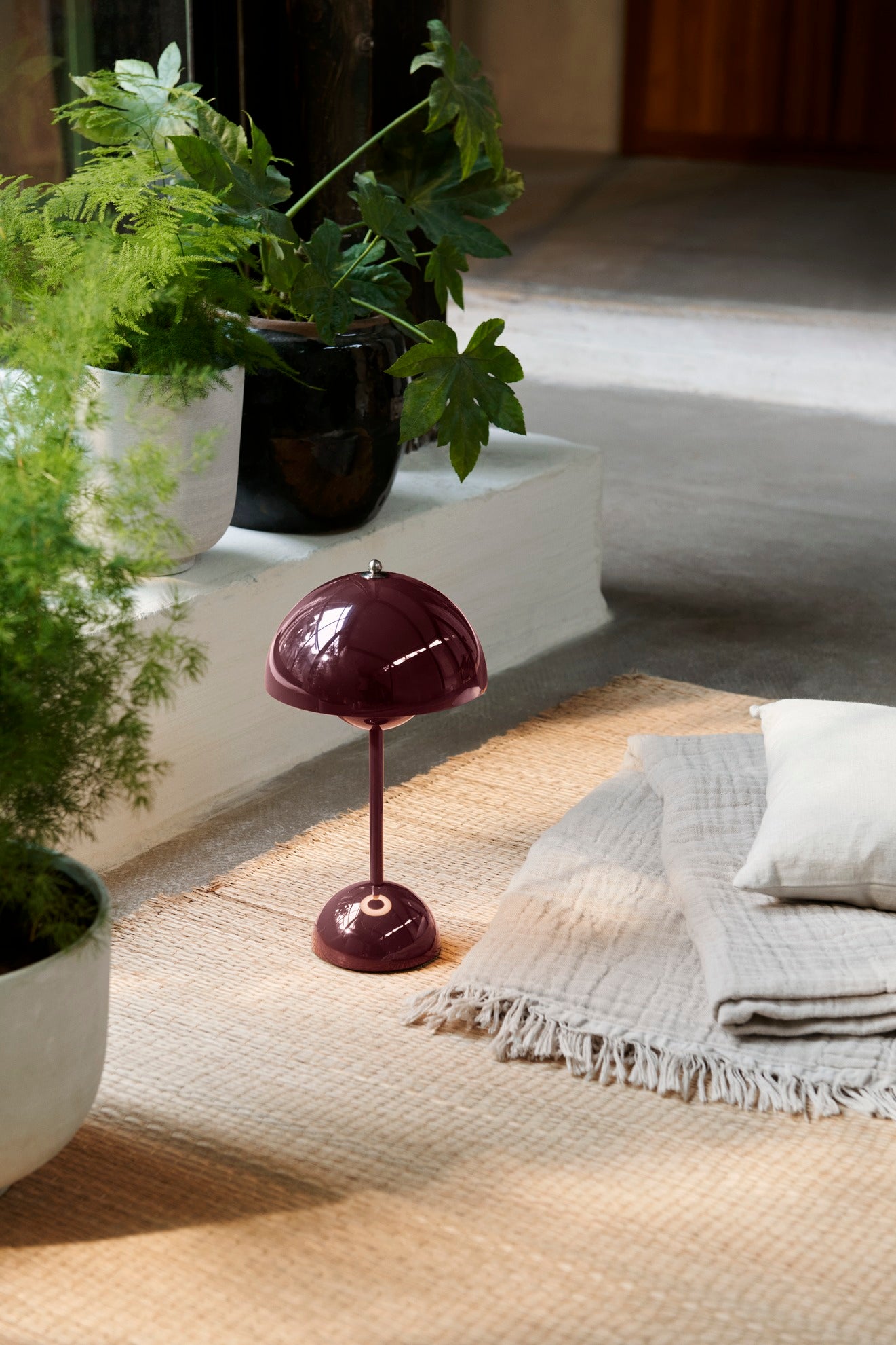 Verner Panton Flowerpot VP9 Portable Table Lamp (Dark Plum)