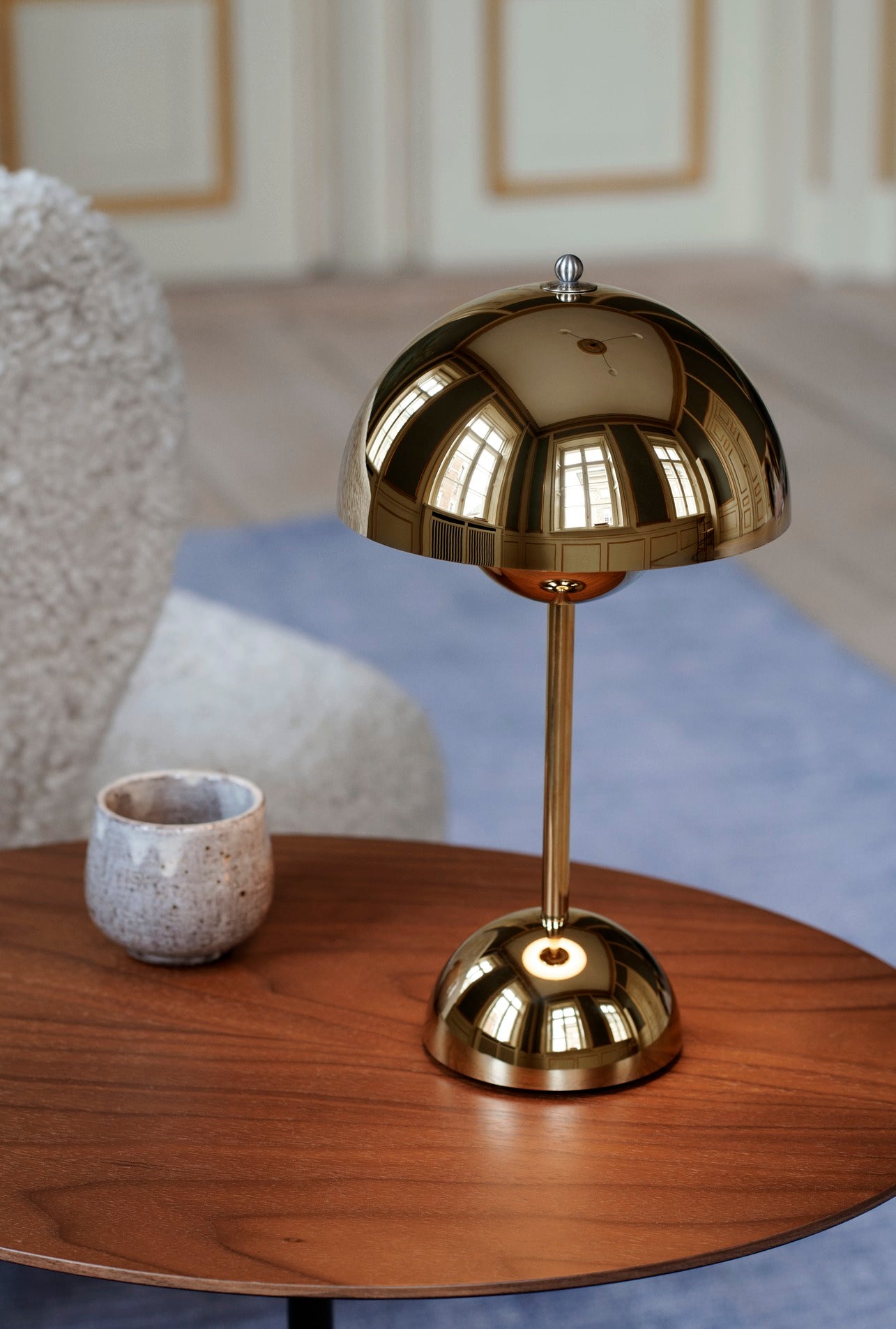 Verner Panton Flowerpot VP9 Portable Table Lamp (Brass-Plated)