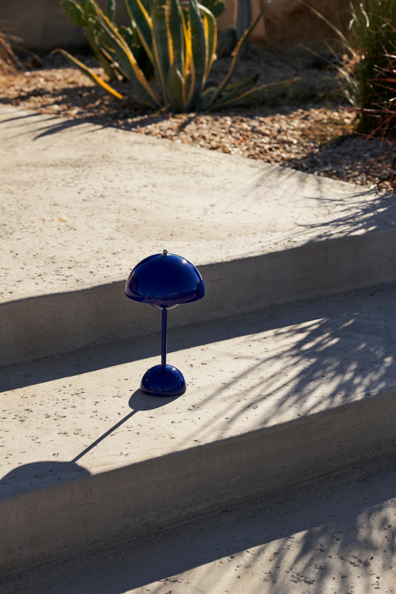 Verner Panton Flowerpot VP9 Portable Table Lamp (Cobalt Blue)