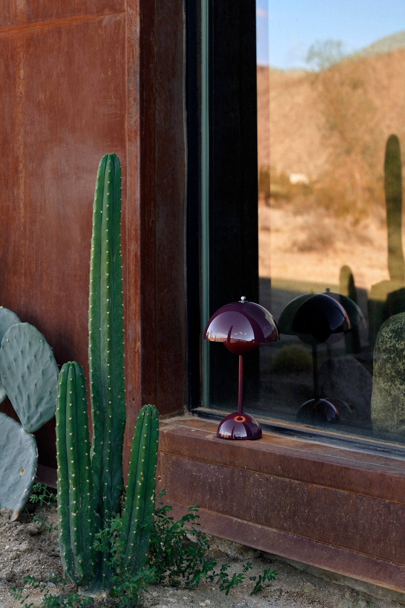 Verner Panton Flowerpot VP9 Portable Table Lamp (Dark Plum)