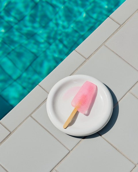 Pink popsicle on Hay Barro plate 18cm in Off-White by a pool