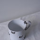 Aerial view of Carron Paris Noeud Noeud mug with handle in black in medium. 