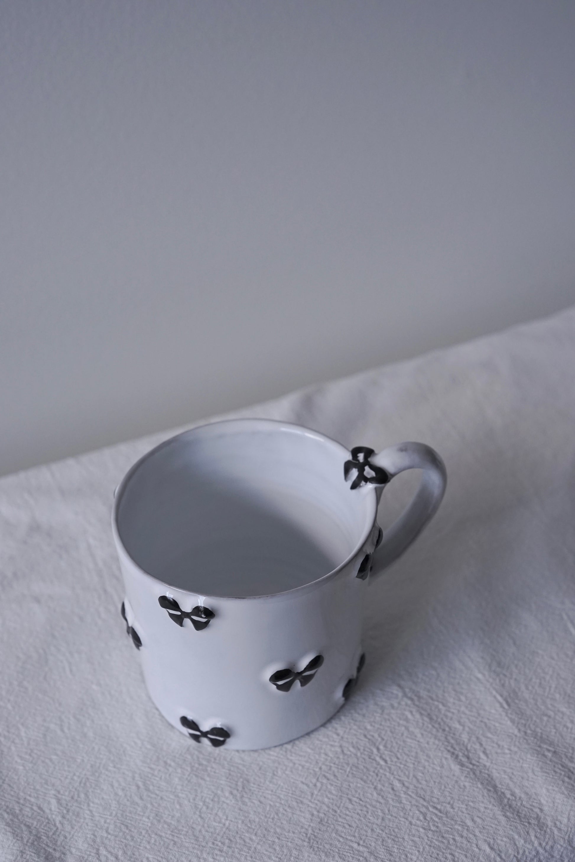 Aerial view of Carron Paris Noeud Noeud mug with handle in black in medium. 
