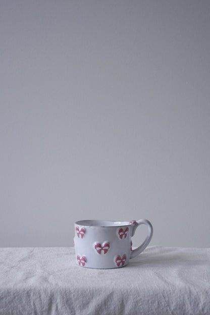 CARRON Paris handmade white ceramic Nœud-Nœud Trianon mug in small, featuring a hand-painted dusty rose bow detail.