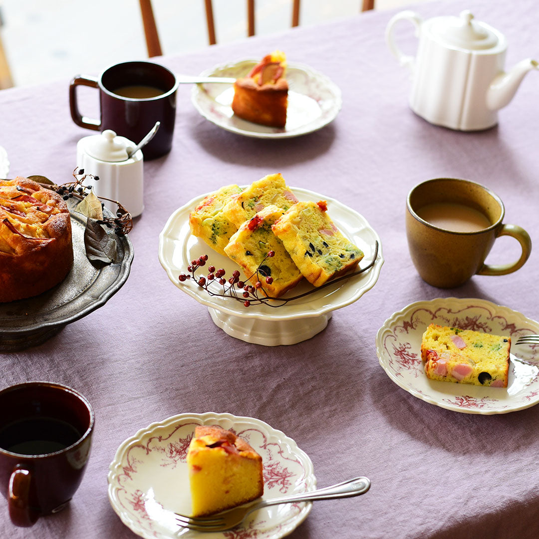 Studio M' Parler Compote 21cm in white porcelain, perfect for serving cake, or a selection of your favourite desserts. 