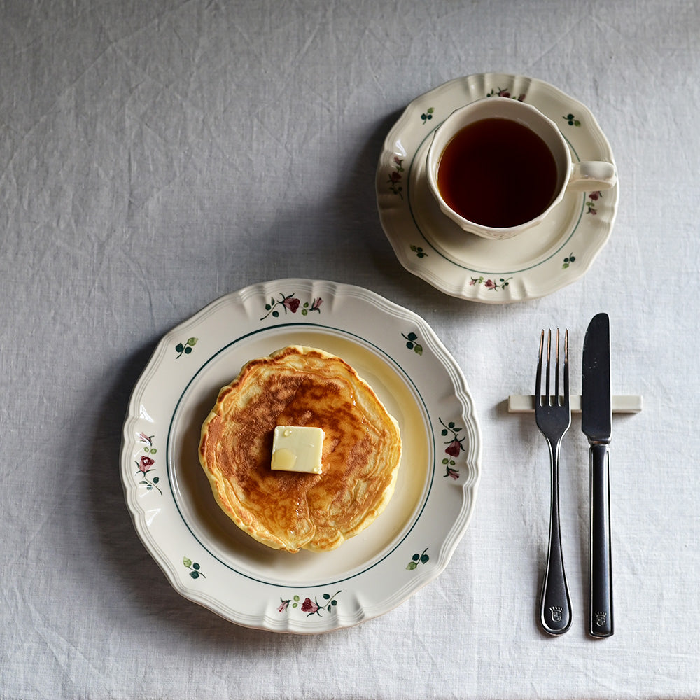 Studio M' Rosier Plate 24cm in a warm, subtle beige glaze, adding a touch of elegance to your breakfast.