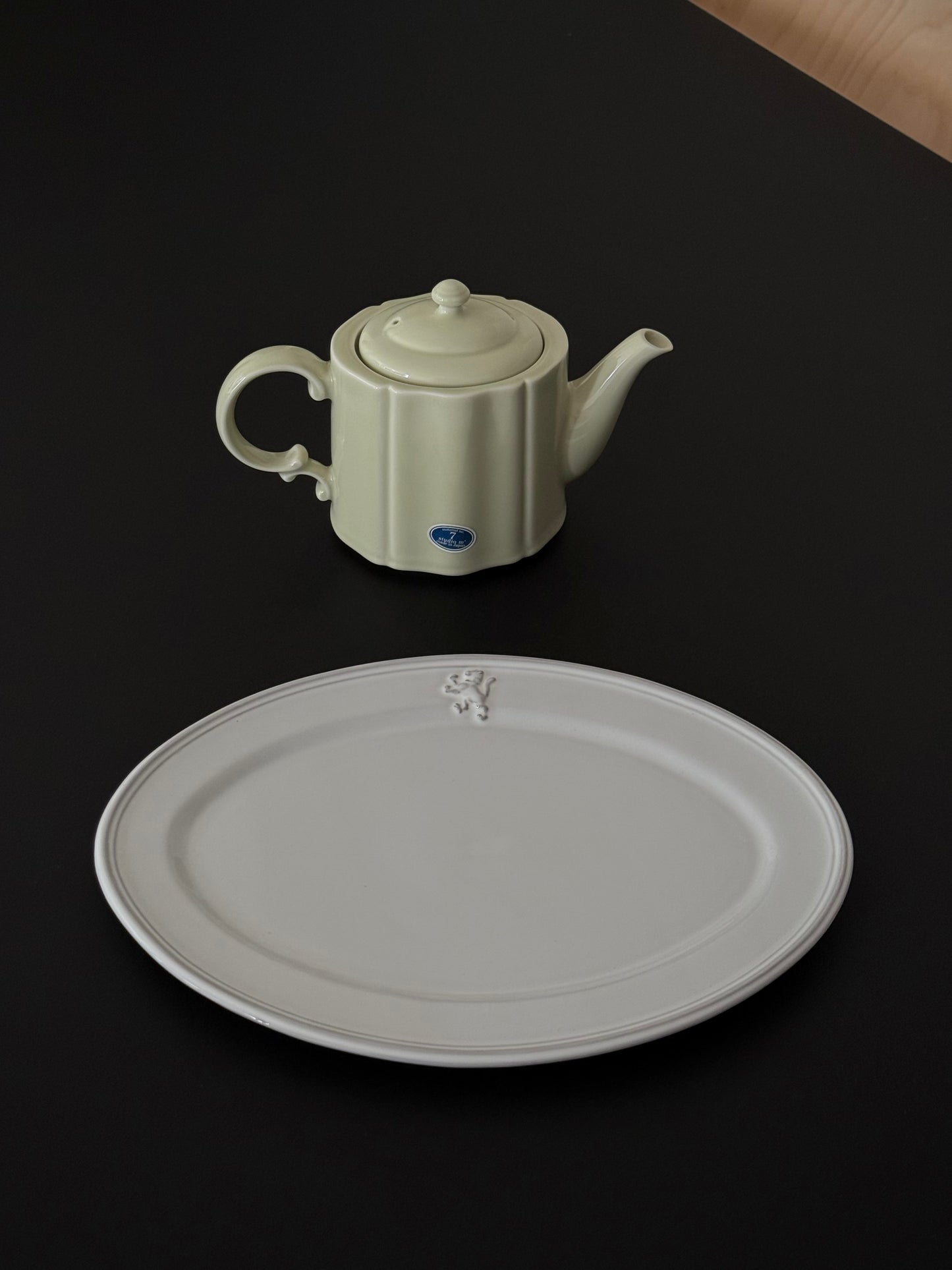 Studio M' Pungency Teapot paired with Studio M' White Malta Oval Plate.