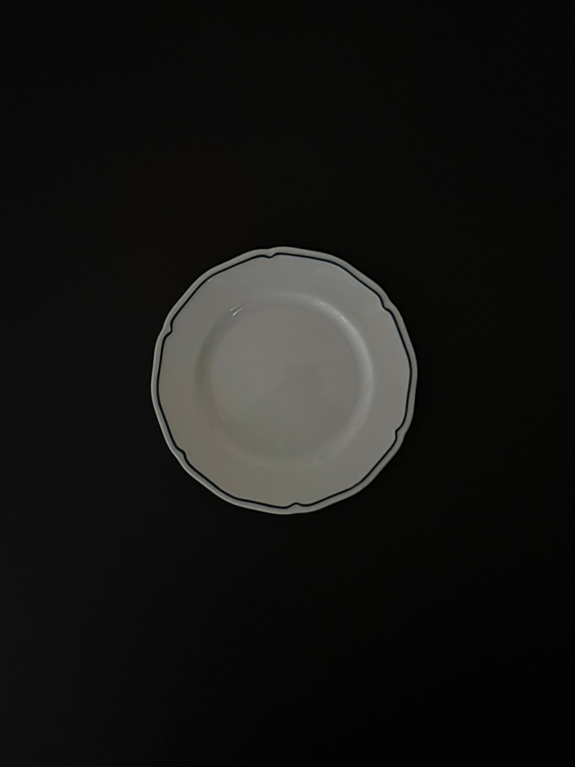 Tuxton Charleston round dinner plate in American White with embossed scalloped edges, in 19cm diameter. 