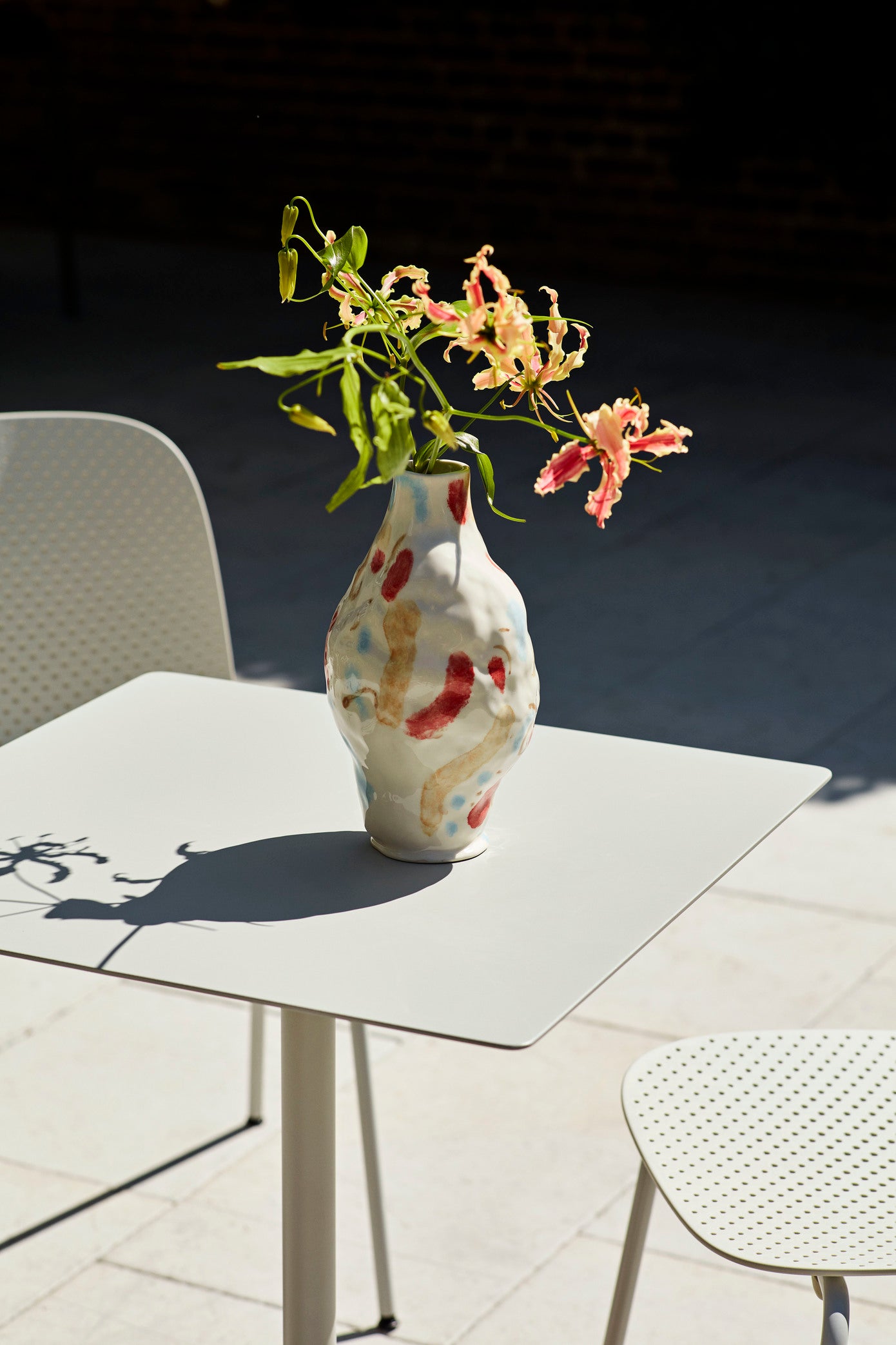 A lifestyle shot of the HAY Jessica Hans stoneware vase in the Miro colourway.