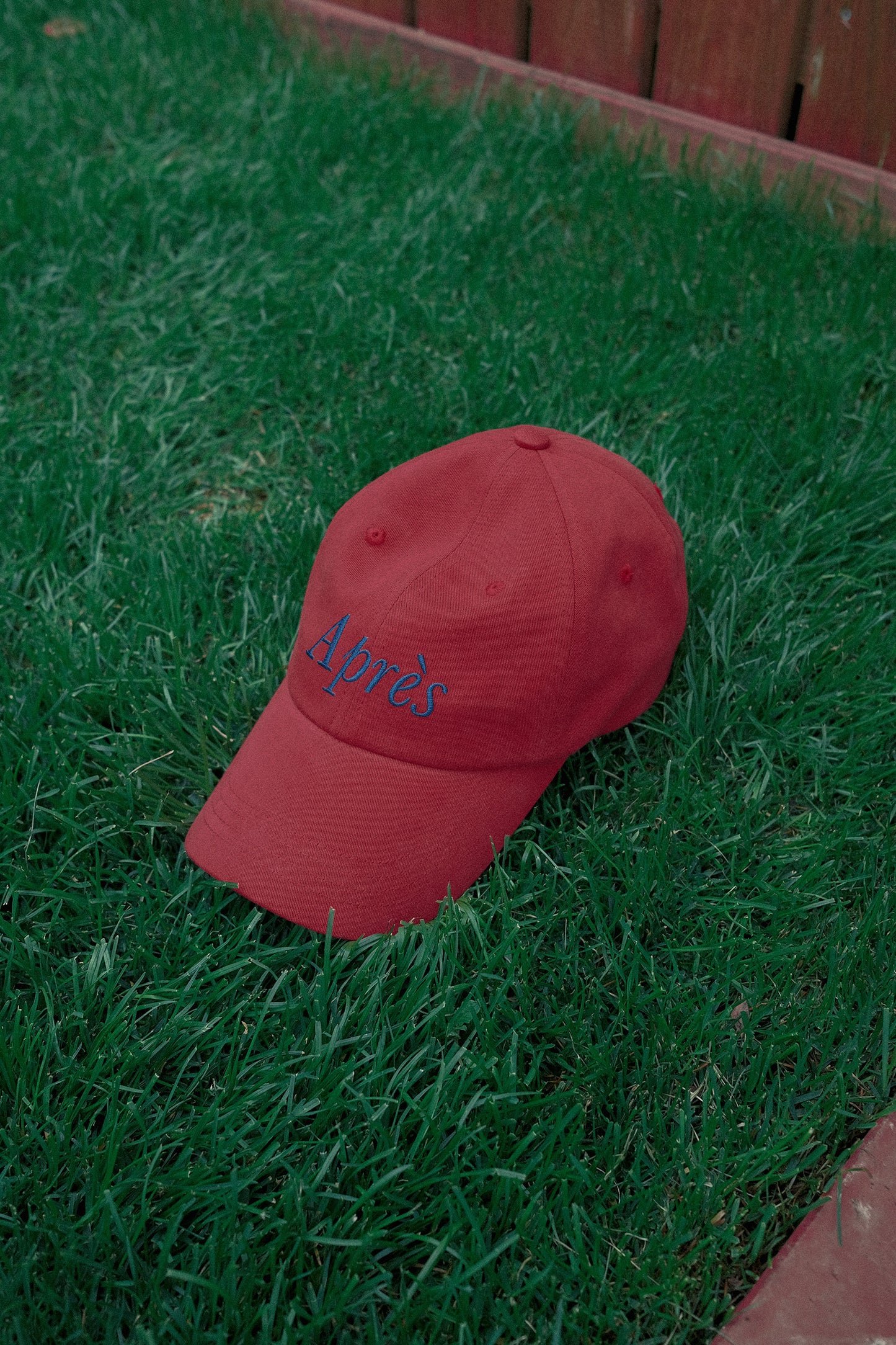 HÔTEL827 Sun Kissed baseball cap in chilli on the grass.