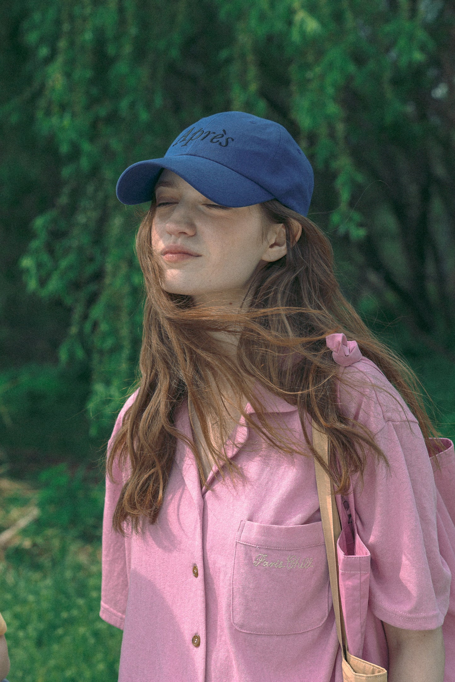 Woman wearing HÔTEL827 Sun Kissed blue baseball cap in casual street style