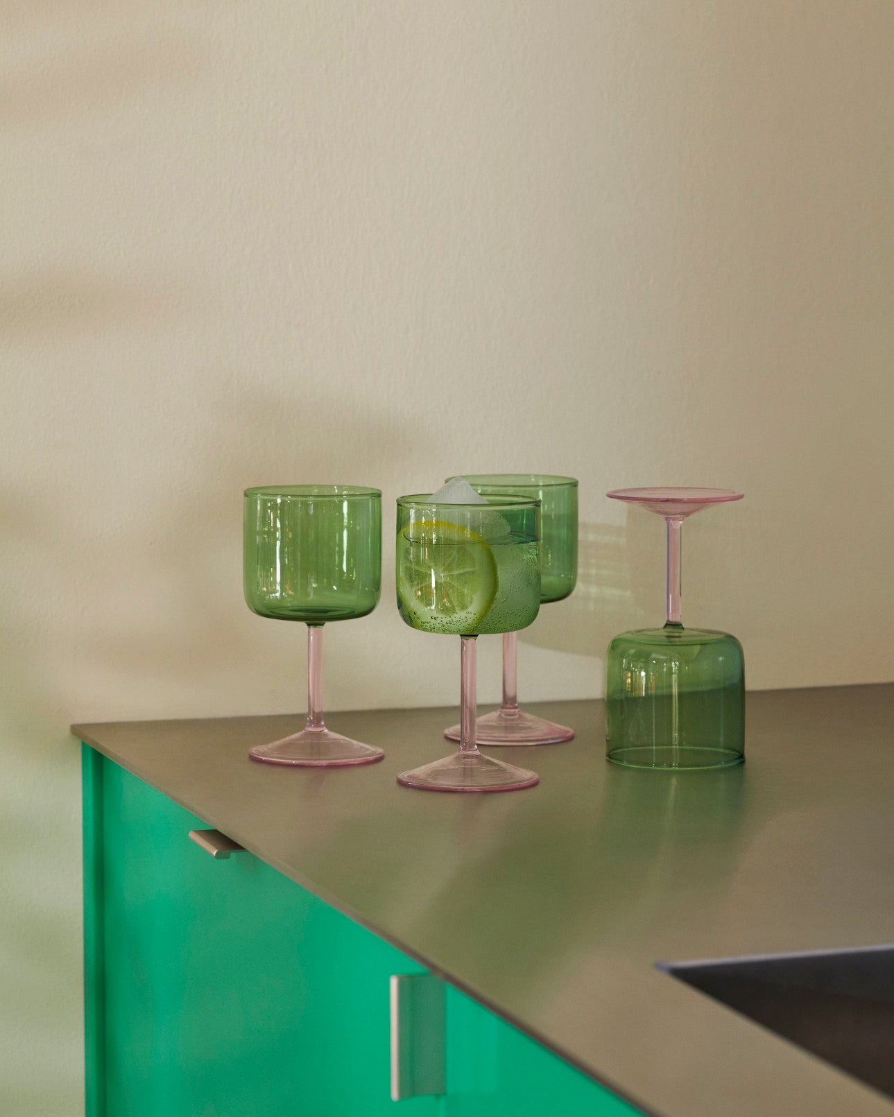 Table setting of the set of two HAY Tint Wine Glasses in Green and Pink.