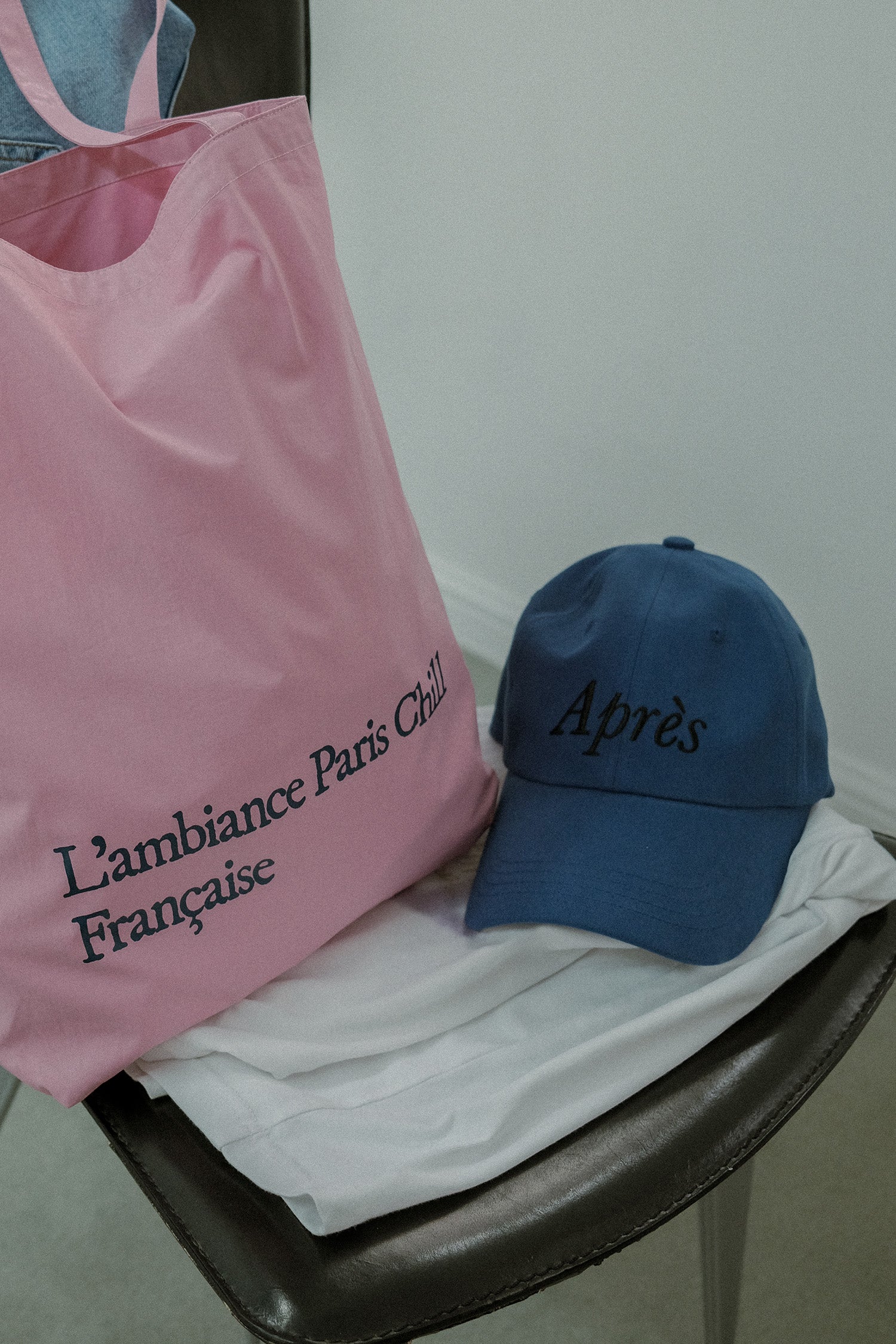 Hotel827 Sun Kissed baseball cap in blue next to the Sun Kissed Bag in pink.